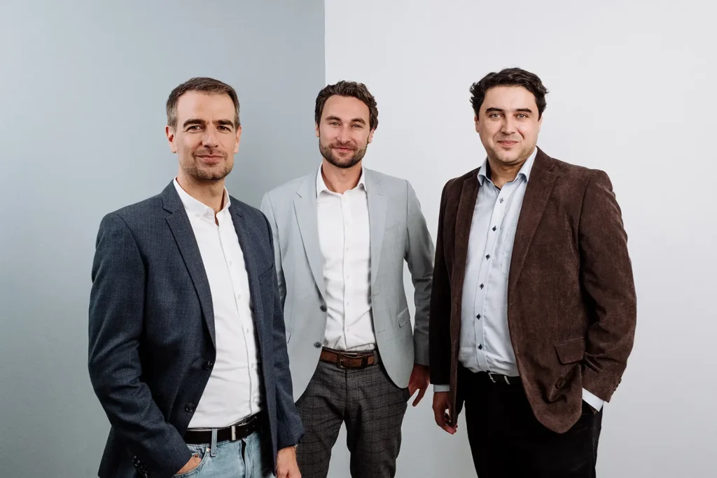 Tom Lienhart wird neuer COO der Cybus GmbH (v.l.n.r.: Tom Lienhart, COO, Peter Sorowka, CEO und Jasmin Skenderi, CTO) 