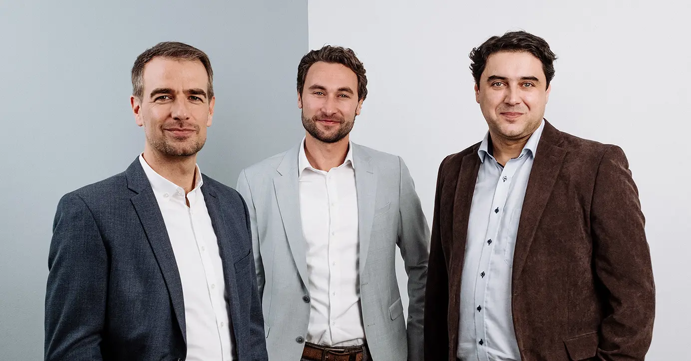 Tom Lienhart wird neuer COO der Cybus GmbH (v.l.n.r.: Tom Lienhart, COO, Peter Sorowka, CEO und Jasmin Skenderi, CTO)